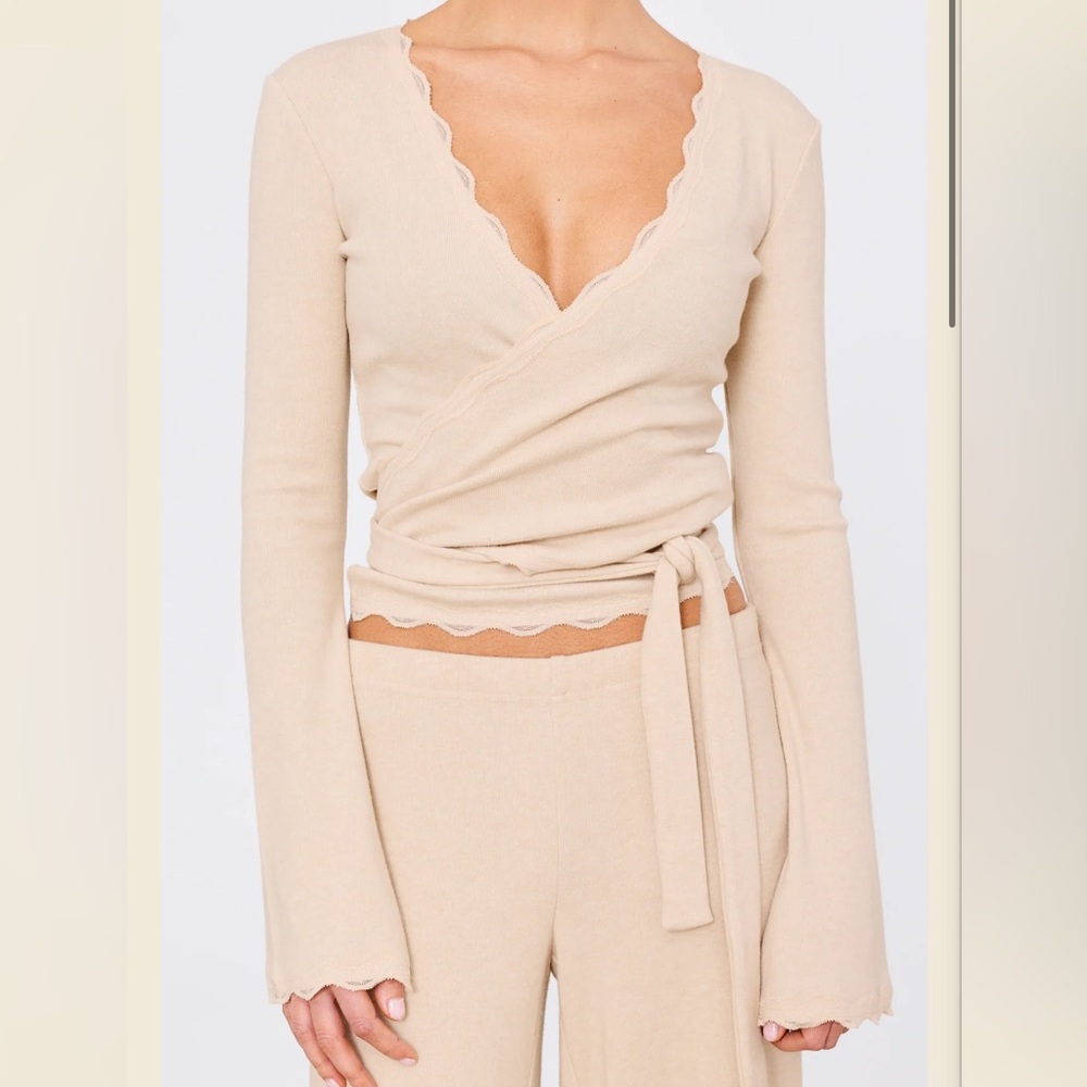 PhePhe wrap top in color iced vanilla late
Worn once